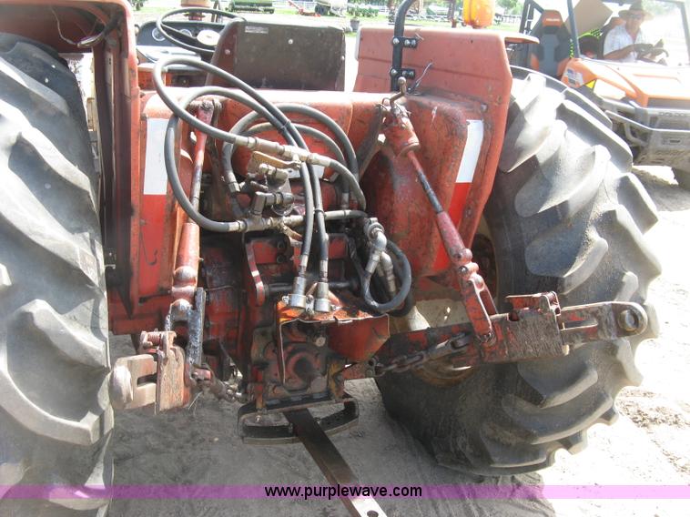 image for item K8642 1972 International 574 tractor