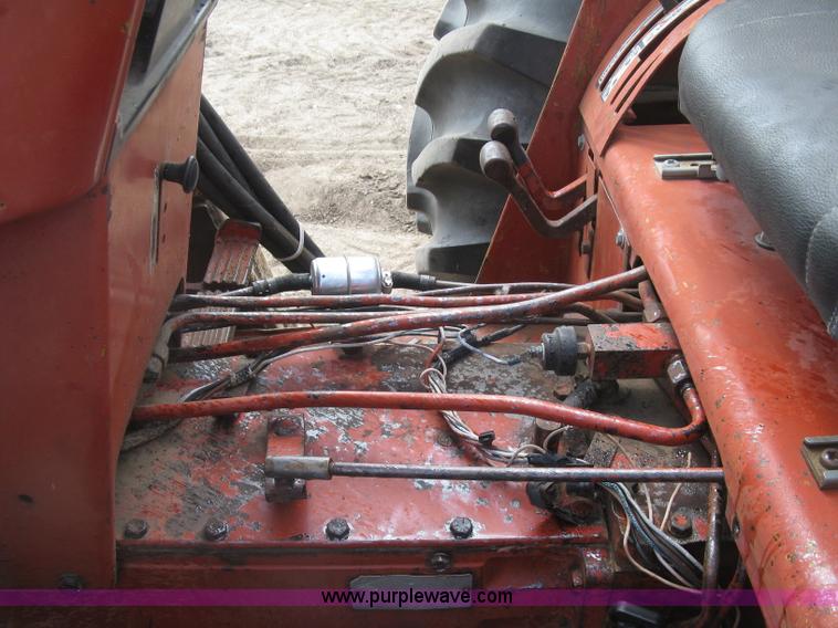 image for item K8642 1972 International 574 tractor