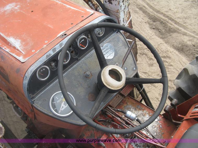 image for item K8642 1972 International 574 tractor