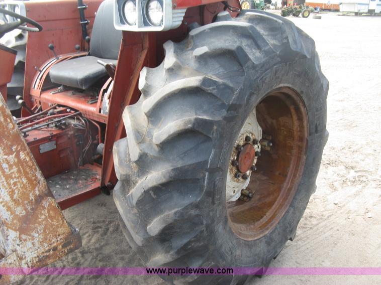 image for item K8642 1972 International 574 tractor