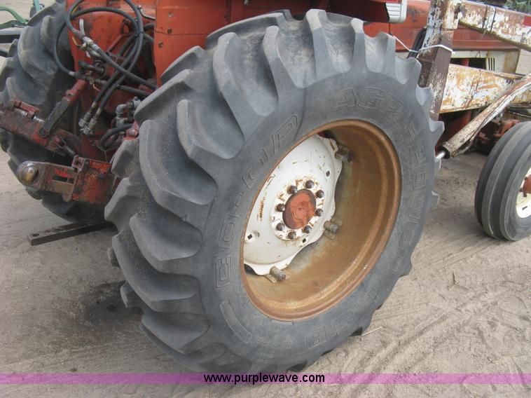 image for item K8642 1972 International 574 tractor