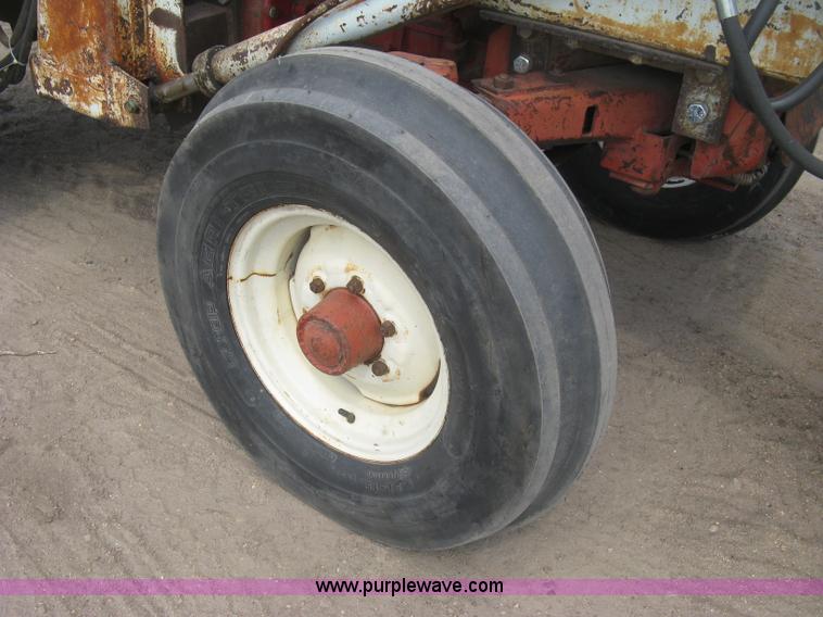 image for item K8642 1972 International 574 tractor