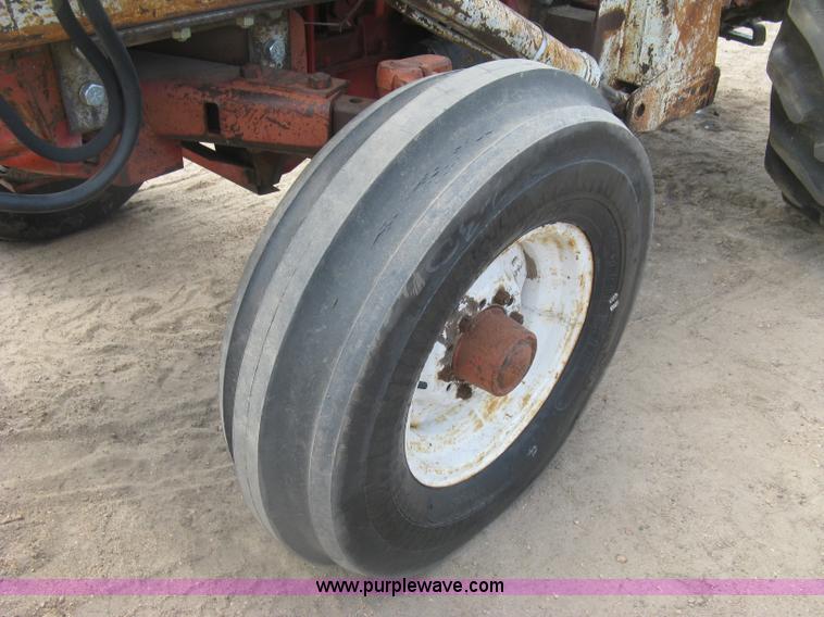 image for item K8642 1972 International 574 tractor