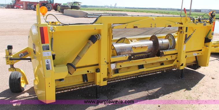 image for item L4253 2012 John Deere 640C pickup head