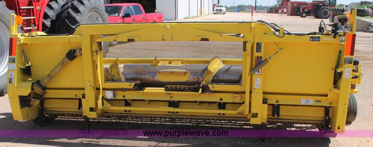 image for item L4253 2012 John Deere 640C pickup head