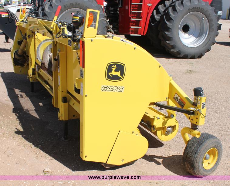 image for item L4253 2012 John Deere 640C pickup head