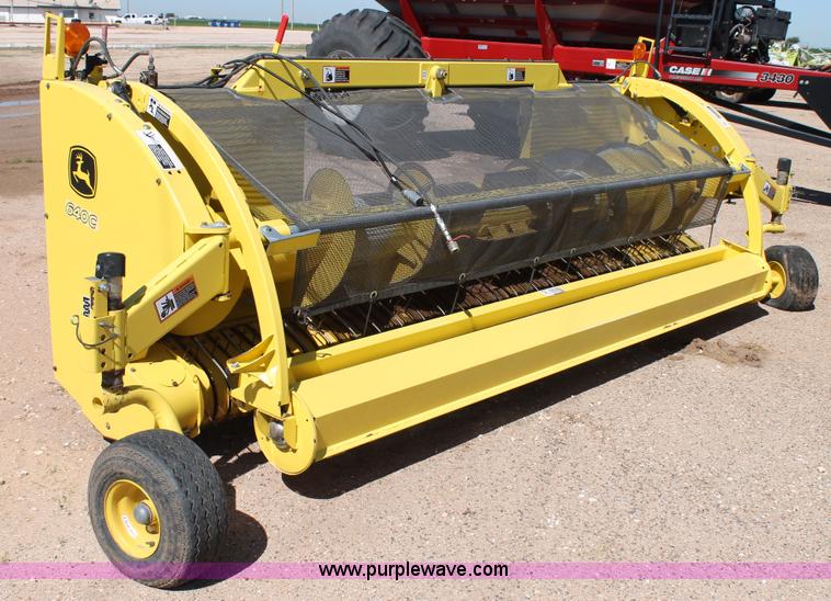 image for item L4253 2012 John Deere 640C pickup head