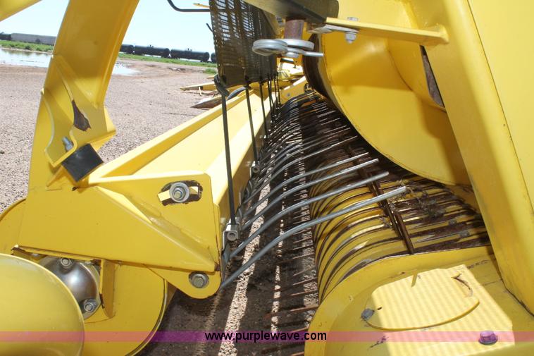 image for item L4253 2012 John Deere 640C pickup head