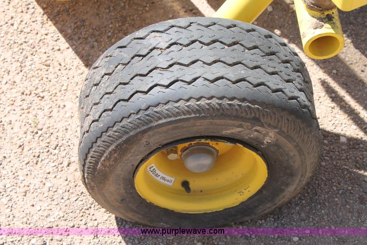 image for item L4253 2012 John Deere 640C pickup head