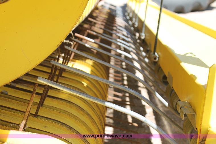 image for item L4253 2012 John Deere 640C pickup head