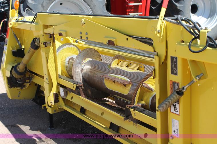 image for item L4253 2012 John Deere 640C pickup head