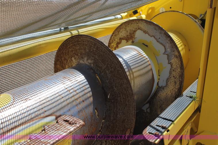 image for item L4253 2012 John Deere 640C pickup head