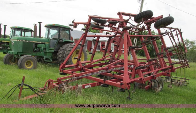 image for item R9306 Case IH 4800 Vibra Shank field cultivator