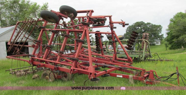 image for item R9306 Case IH 4800 Vibra Shank field cultivator