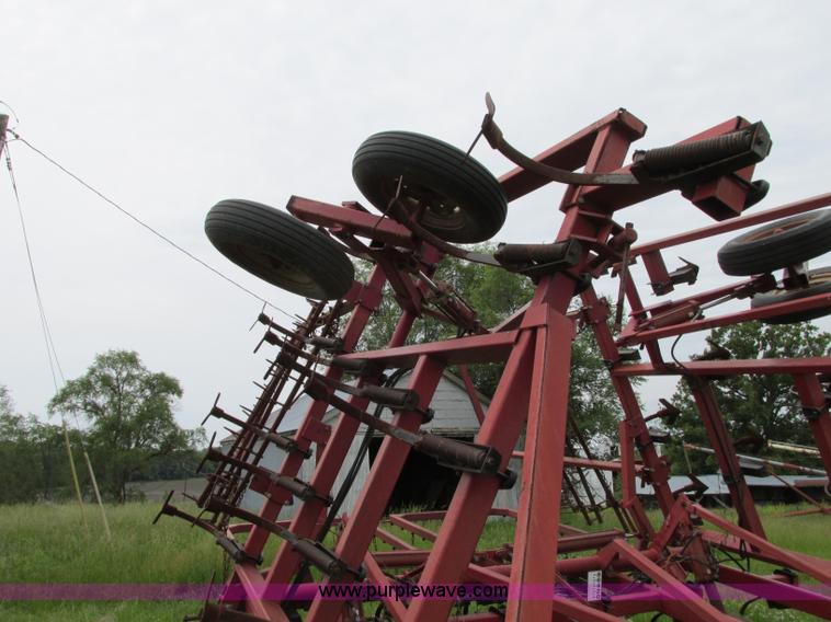 image for item R9306 Case IH 4800 Vibra Shank field cultivator