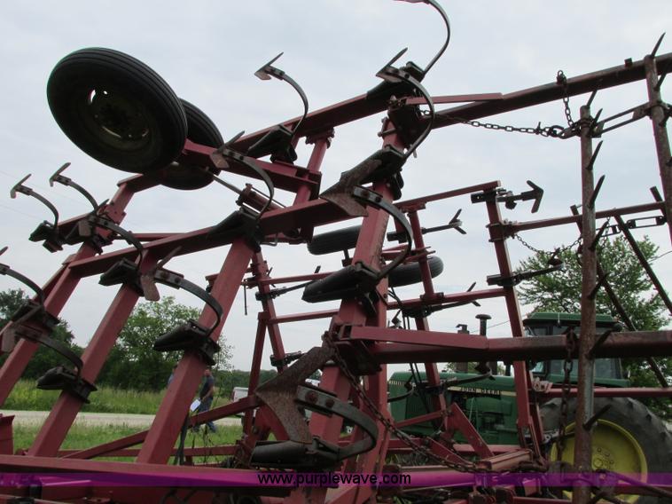 image for item R9306 Case IH 4800 Vibra Shank field cultivator