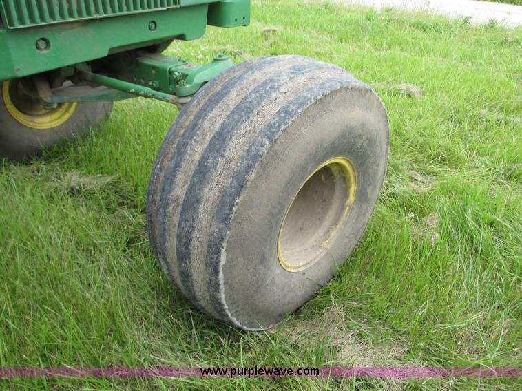 image for item R9307 1982 John Deere 4640 tractor