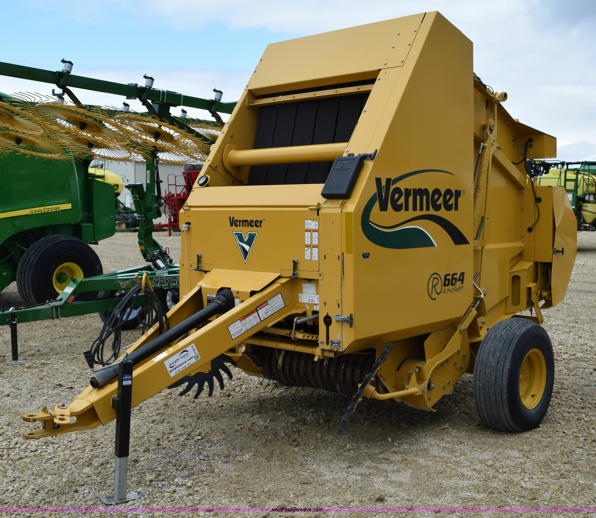 2011 Vermeer 664 round baler in Abilene, KS | Item H5072 sold | Purple Wave