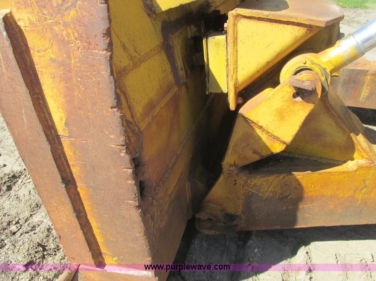 image for item A8820 1975 Caterpillar D9H dozer