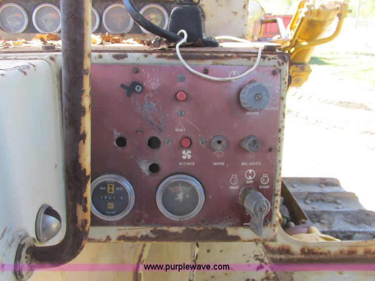 image for item A8820 1975 Caterpillar D9H dozer