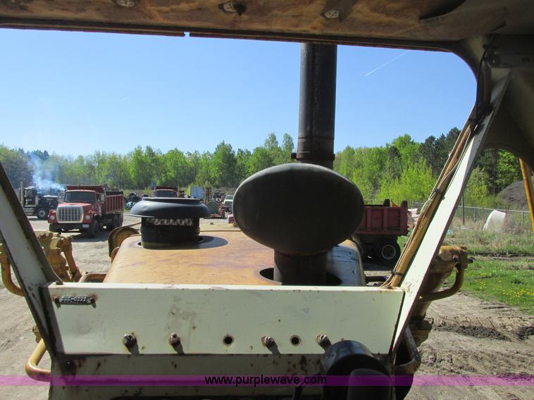 image for item A8820 1975 Caterpillar D9H dozer