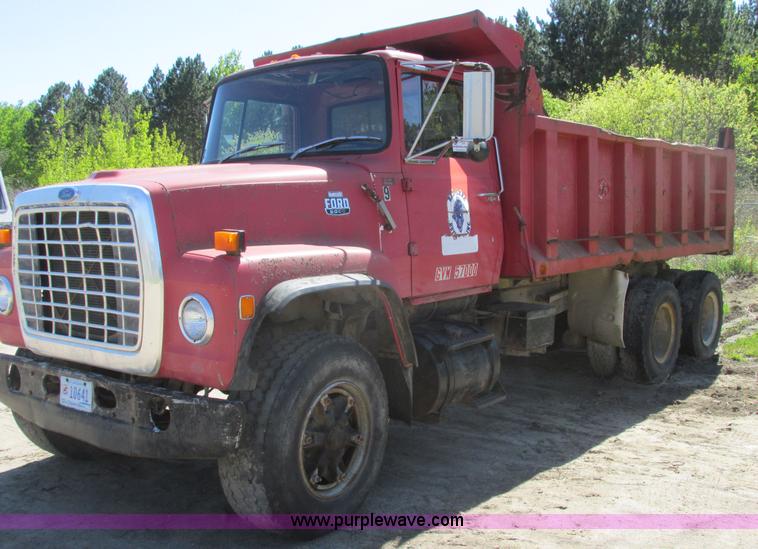 image for item A8821 1985 Ford LT8000 dump truck