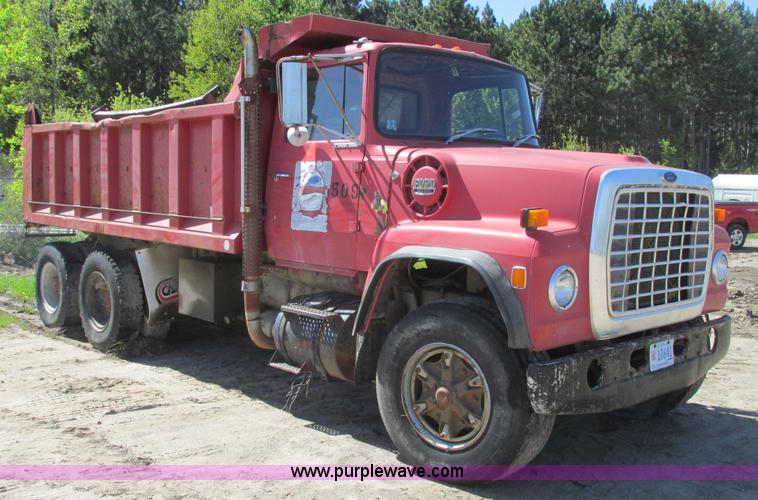 image for item A8821 1985 Ford LT8000 dump truck