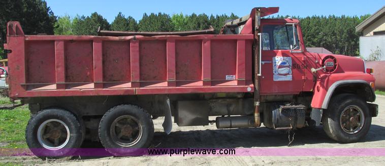 image for item A8821 1985 Ford LT8000 dump truck