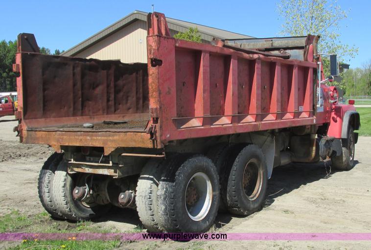 image for item A8821 1985 Ford LT8000 dump truck
