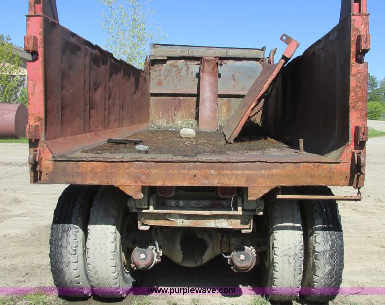 image for item A8821 1985 Ford LT8000 dump truck
