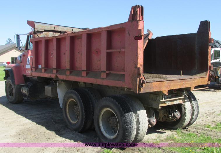 image for item A8821 1985 Ford LT8000 dump truck
