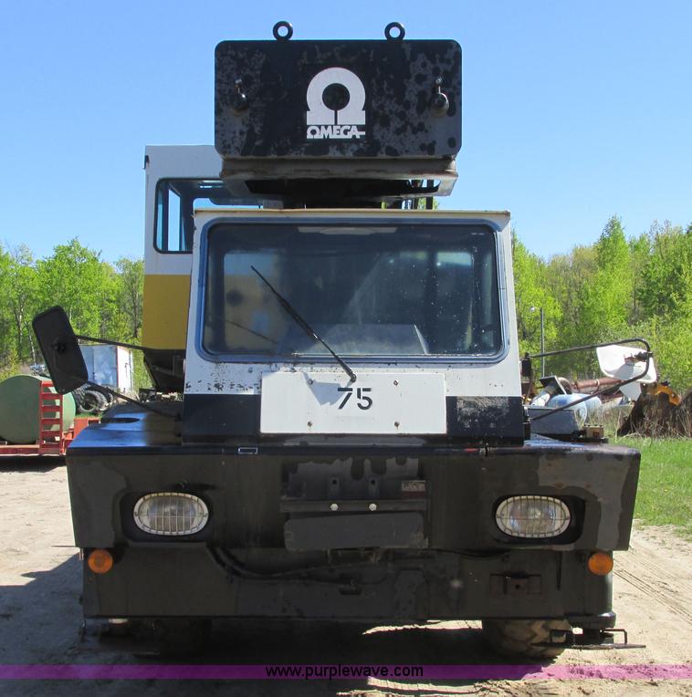 image for item A8822 1982 P & H Omega 520 crane