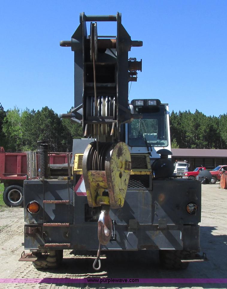 image for item A8822 1982 P & H Omega 520 crane