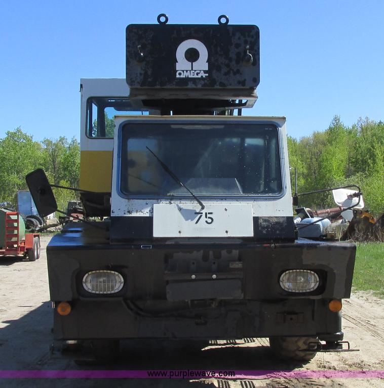 image for item A8822 1982 P & H Omega 520 crane