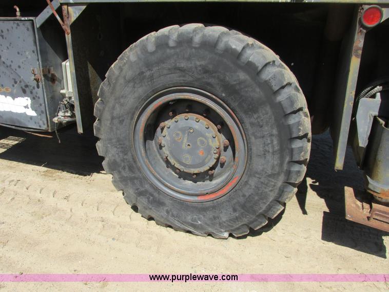 image for item A8822 1982 P & H Omega 520 crane