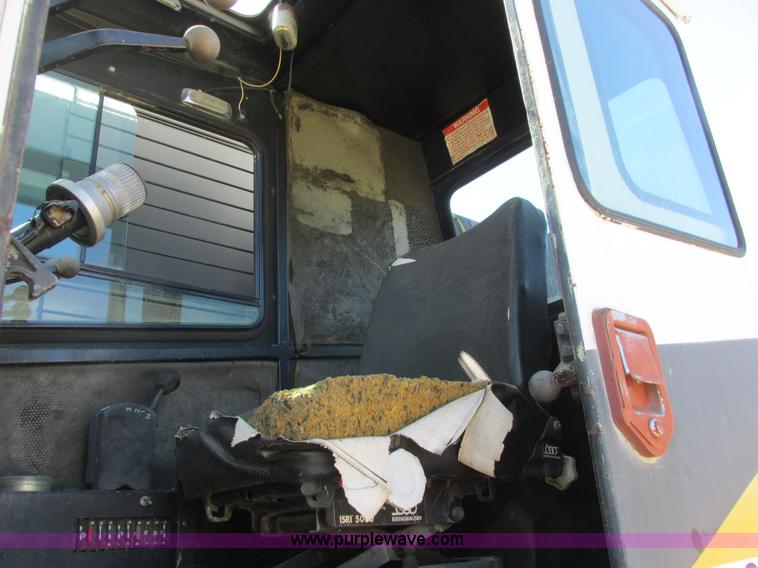 image for item A8822 1982 P & H Omega 520 crane