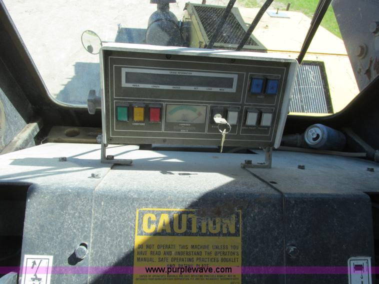 image for item A8822 1982 P & H Omega 520 crane