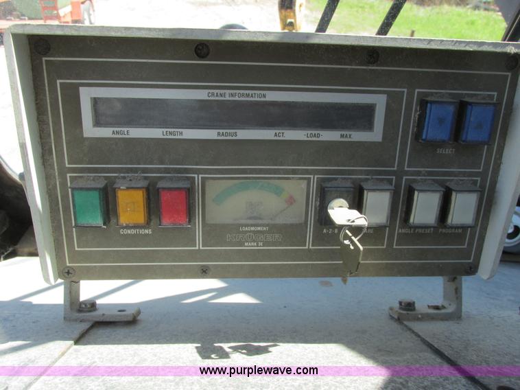 image for item A8822 1982 P & H Omega 520 crane