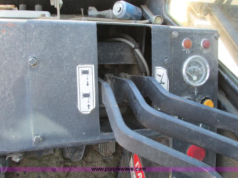 image for item A8822 1982 P & H Omega 520 crane