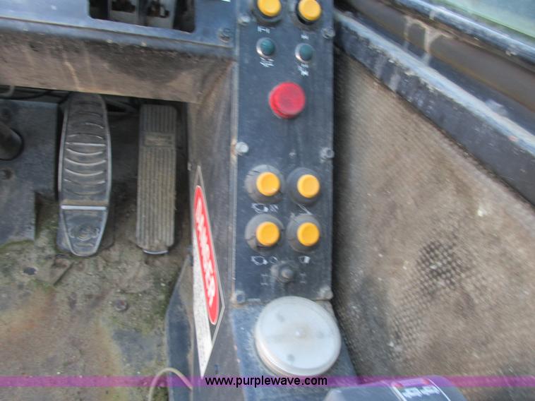 image for item A8822 1982 P & H Omega 520 crane