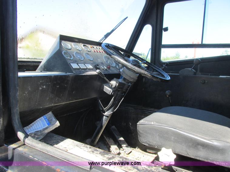 image for item A8822 1982 P & H Omega 520 crane