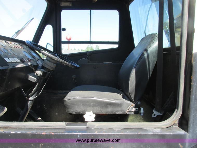 image for item A8822 1982 P & H Omega 520 crane