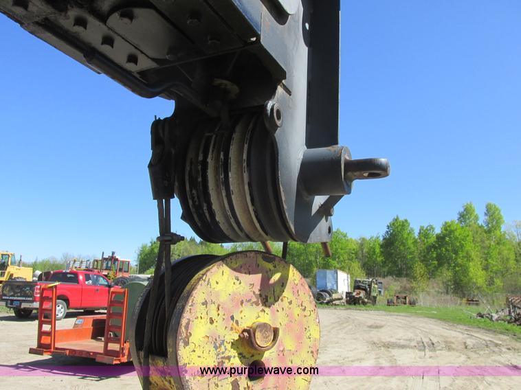 image for item A8822 1982 P & H Omega 520 crane