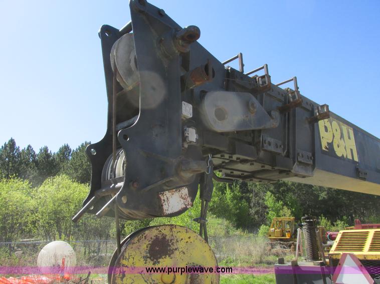 image for item A8822 1982 P & H Omega 520 crane