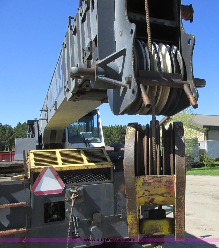 image for item A8822 1982 P & H Omega 520 crane