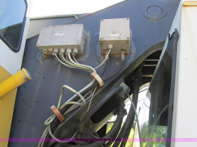 image for item A8822 1982 P & H Omega 520 crane