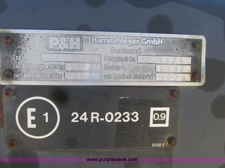 image for item A8822 1982 P & H Omega 520 crane