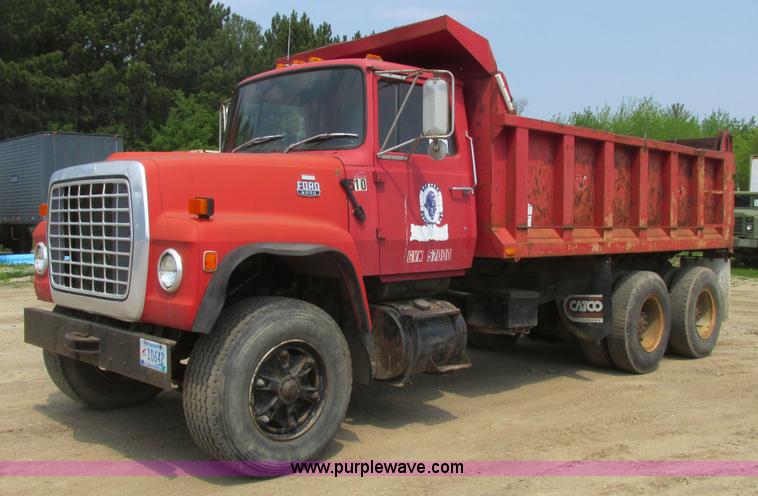image for item A8827 1985 Ford LT8000 dump truck