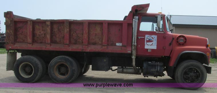 image for item A8827 1985 Ford LT8000 dump truck
