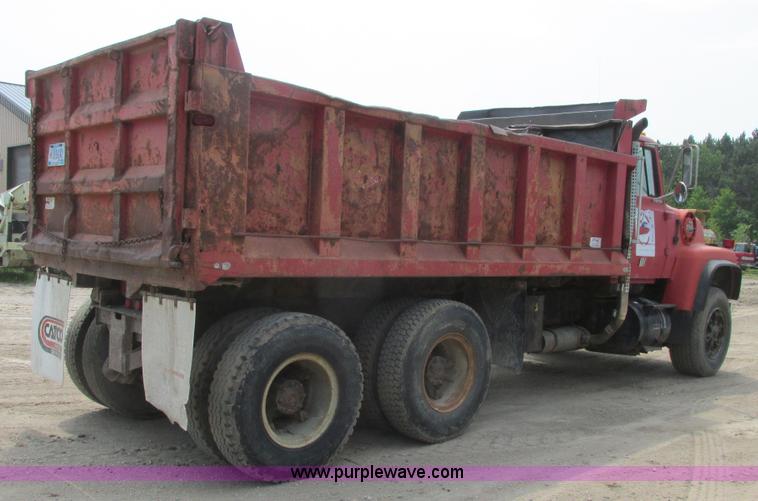 image for item A8827 1985 Ford LT8000 dump truck